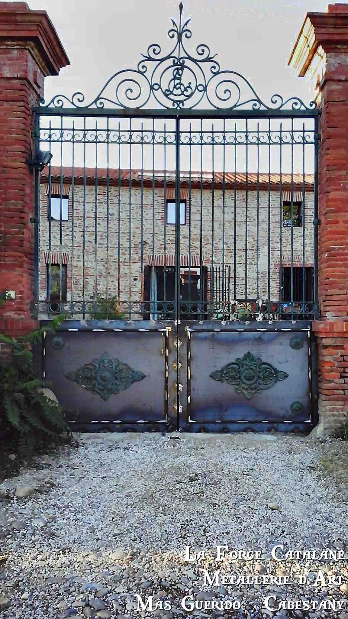 portail 2 vantaux ancien ferronnerie palmettes frise volutes fer La Forge Catalane Cabestany (2).jpg